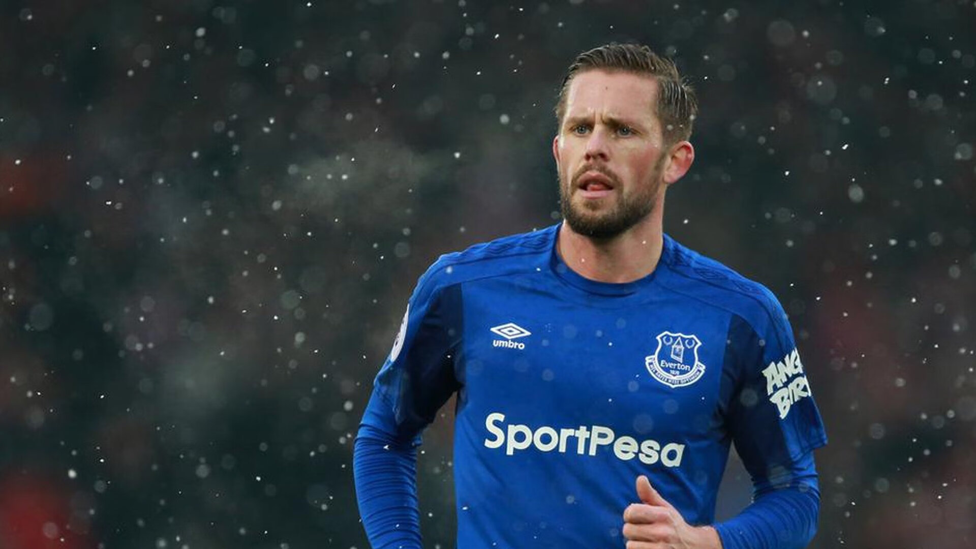 邪不胜正：逆境中勇敢奋战的足球英雄，邪不胜正为主题的故事